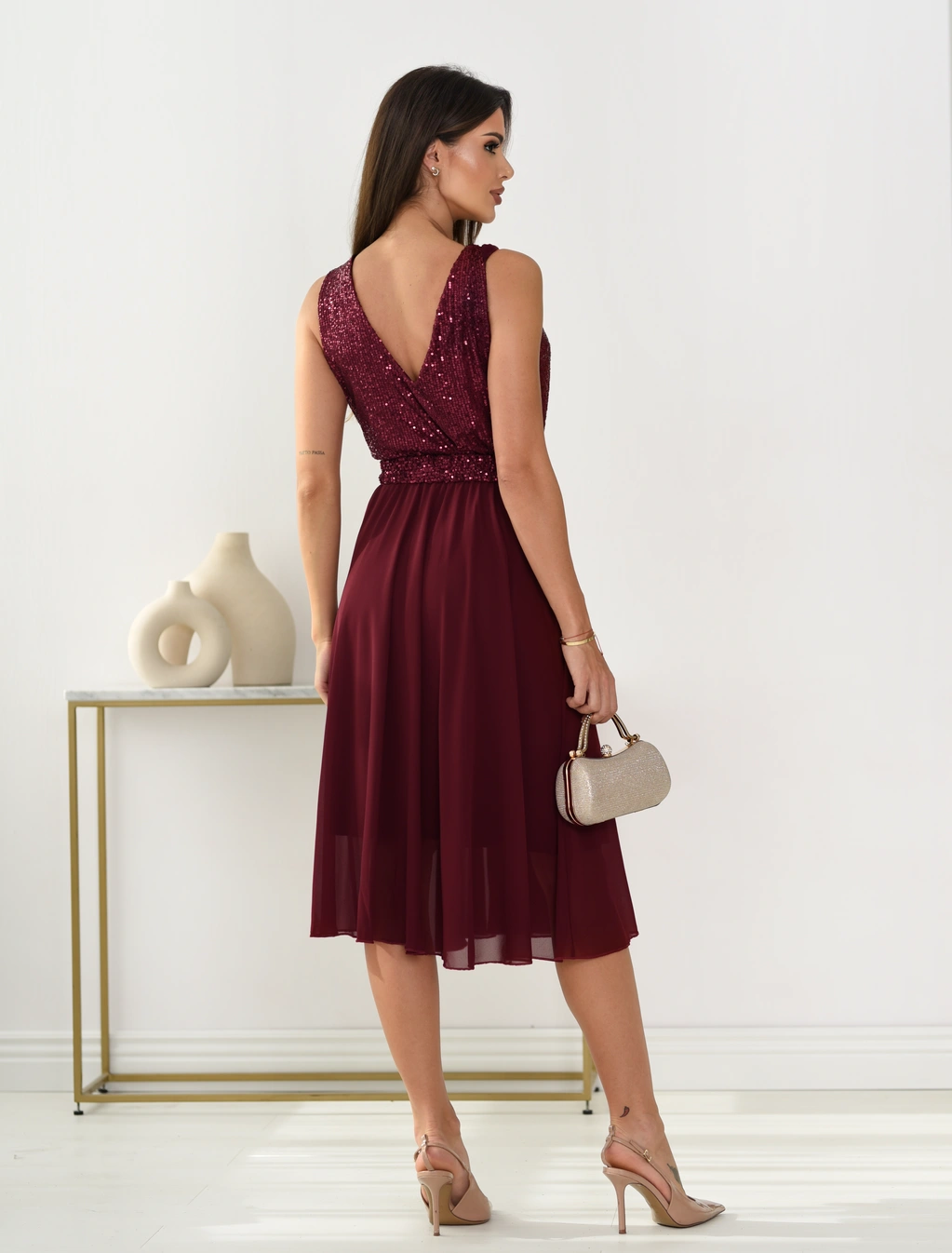 Elegantné spoločenské midi šaty s flitrami a opaskom - M 8158 – Obrázok 4