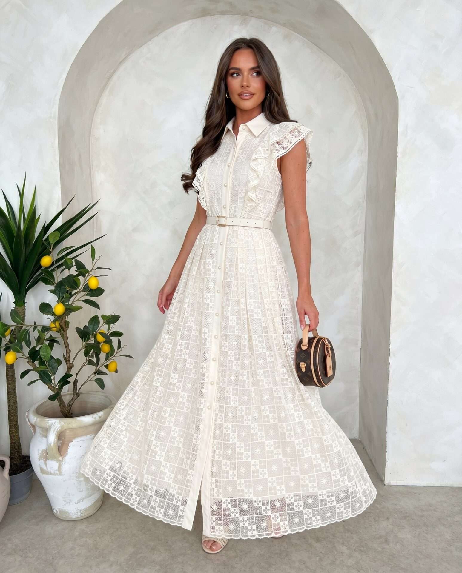 Luxusné béžové krajkové šaty s volánom – romantická elegancia pre výnimočné momenty- B 1169