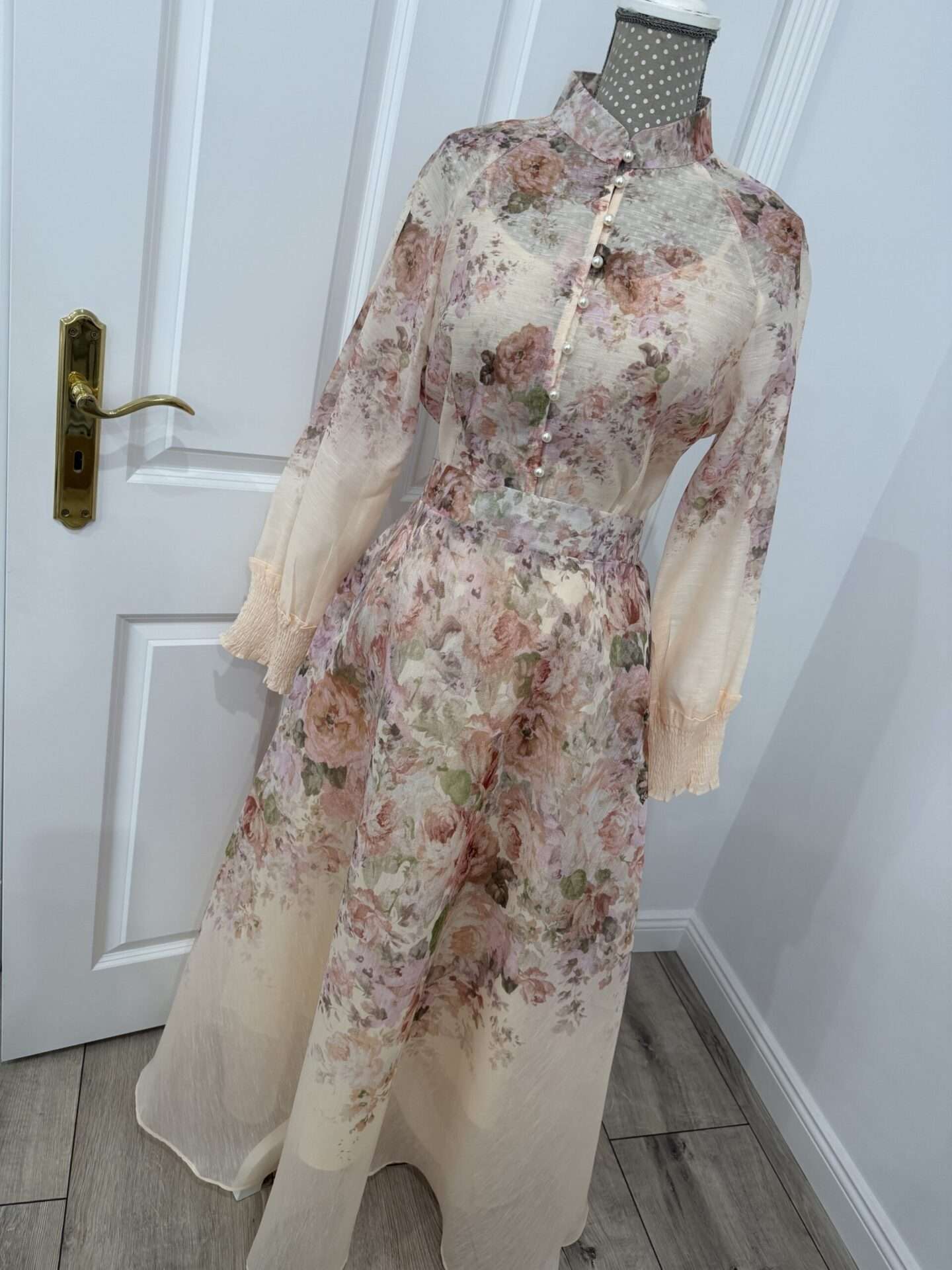 Komplet s kvetinovým vzorom – ľahkosť, elegancia a ženskosť - S 01596 – Obrázok 3