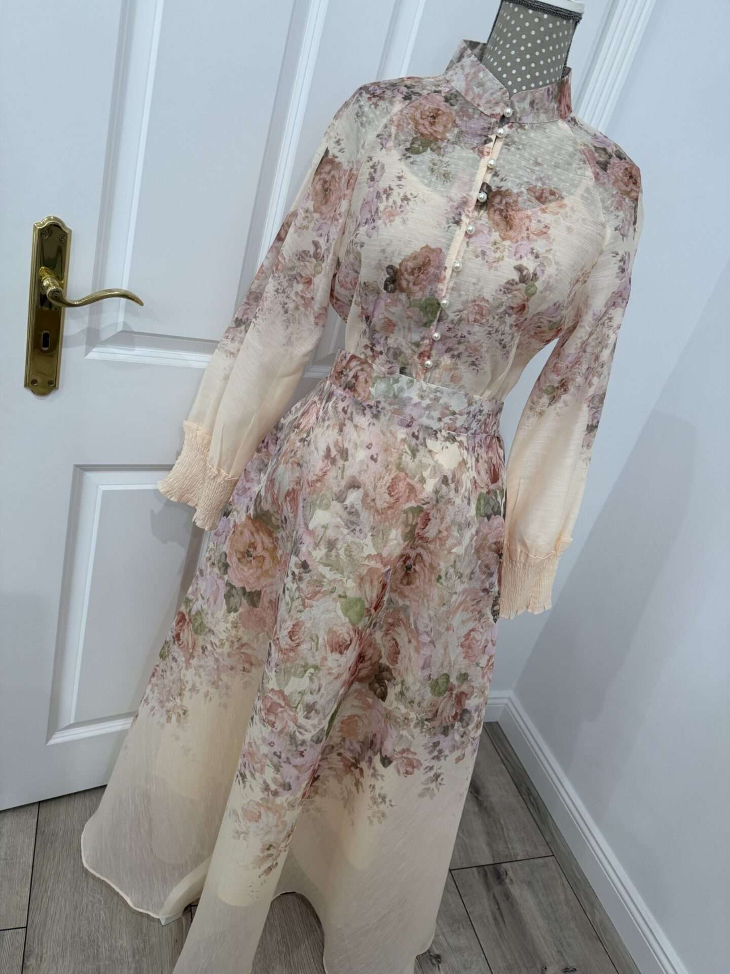 Komplet s kvetinovým vzorom – ľahkosť, elegancia a ženskosť - S 01596 – Obrázok 4