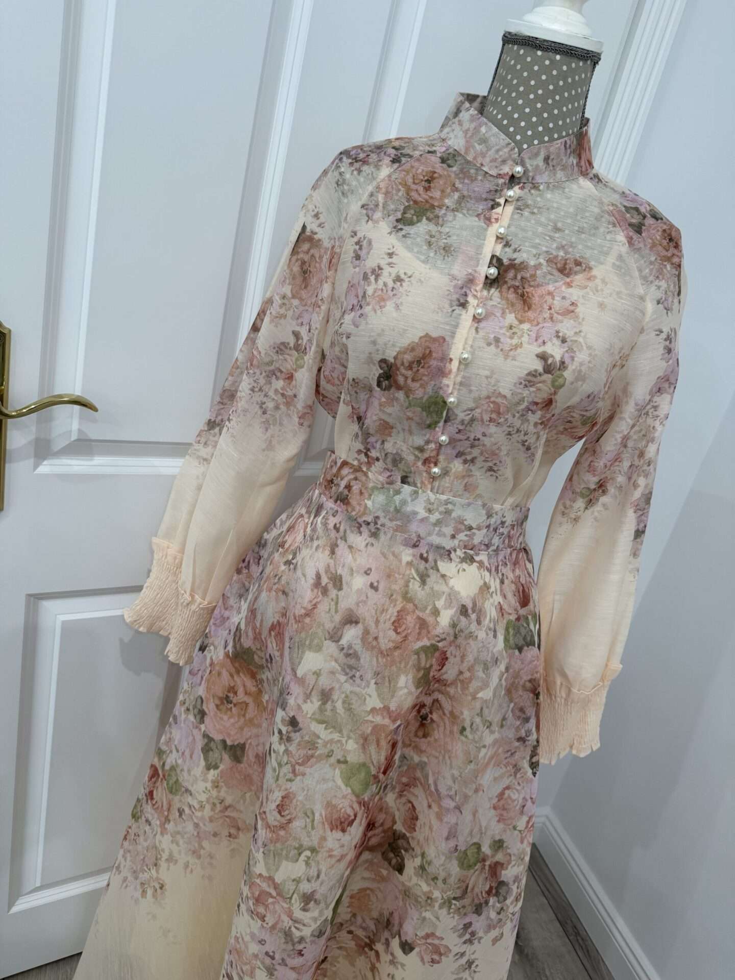 Komplet s kvetinovým vzorom – ľahkosť, elegancia a ženskosť - S 01596 – Obrázok 5