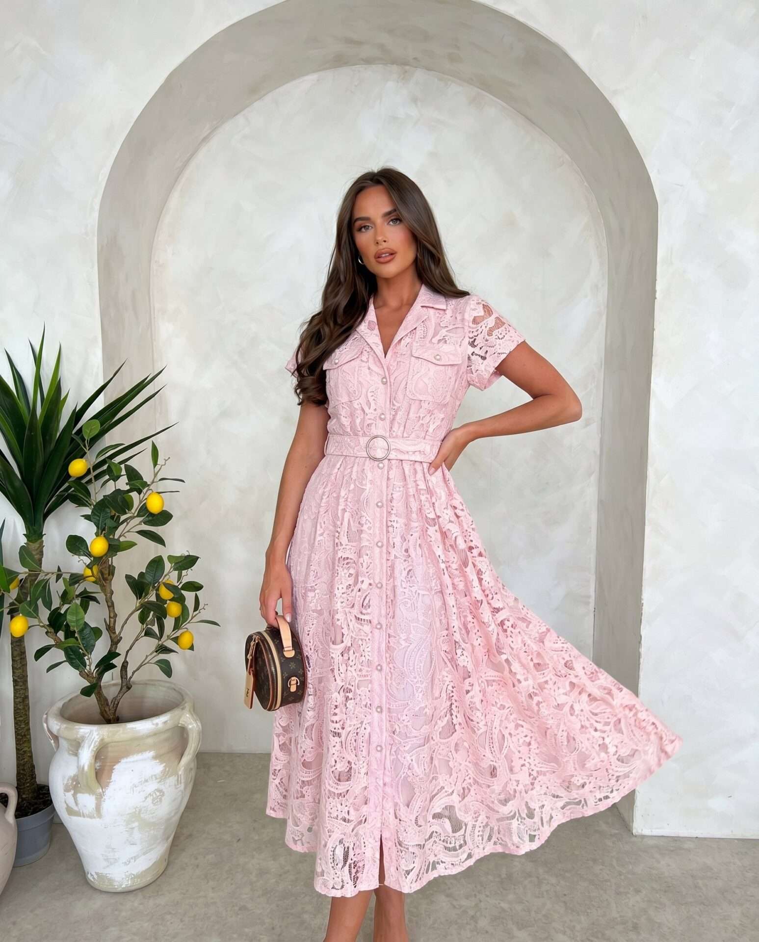 Elegantné ružové čipkované midi šaty – romantický a luxusný ženský outfit - X 1129