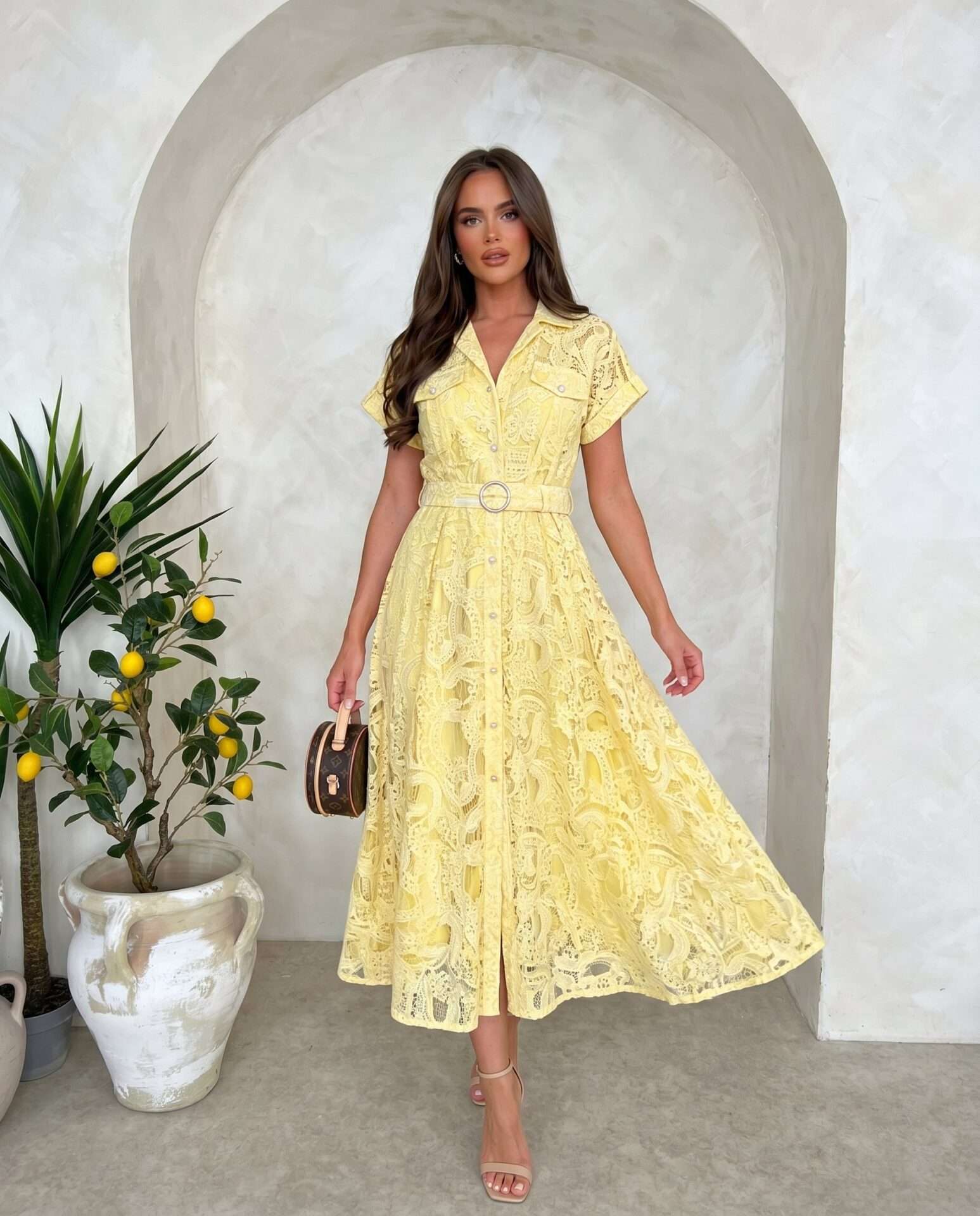 Elegantné čipkované midi šaty v žltej farbe – ženský a luxusný letný outfit - X 1129