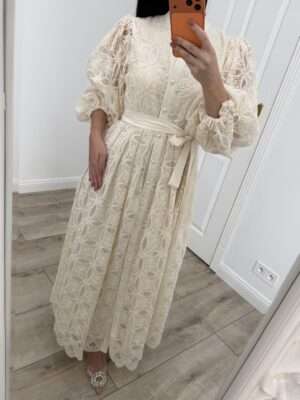 Elegantné béžové čipkované maxi šaty s viazaním – nadčasová elegancia a ženskosť - L 7189