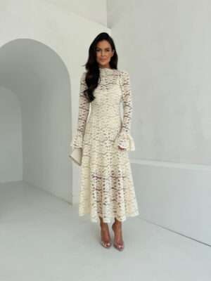 Elegantné béžové čipkované midi šaty s opaskom - K 82706