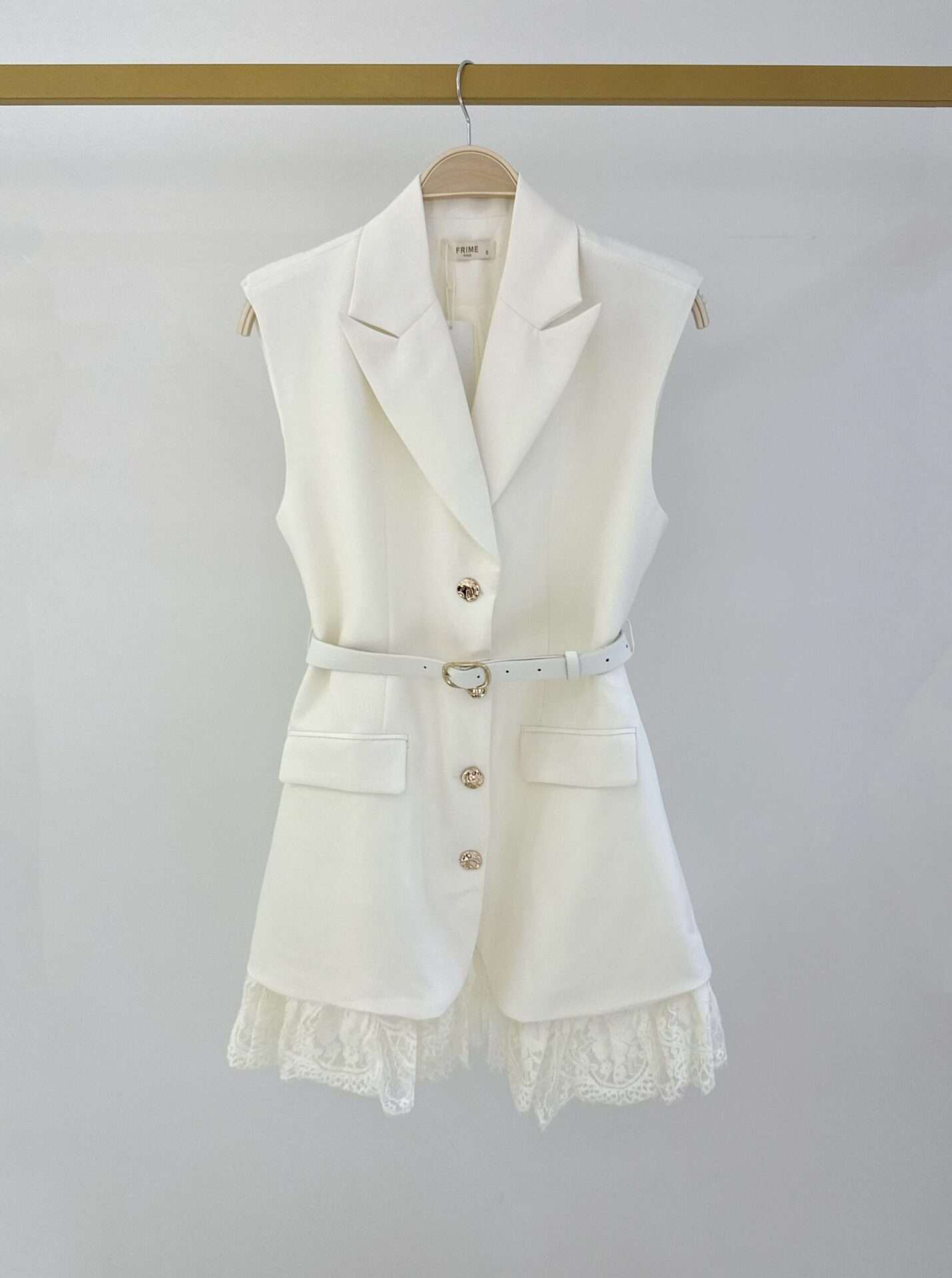 Elegantná dámska vesta s opaskom/biela - S 3129 – Obrázok 3