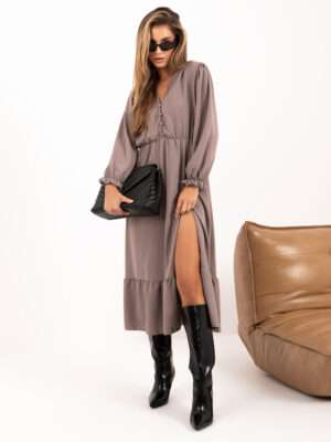 Elegantné midi šaty s gombíkmi, rozparkom a volánom – taupe - B 6131